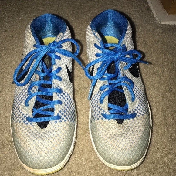 Nike Kyrie size 5.5Y - Picture 1 of 4